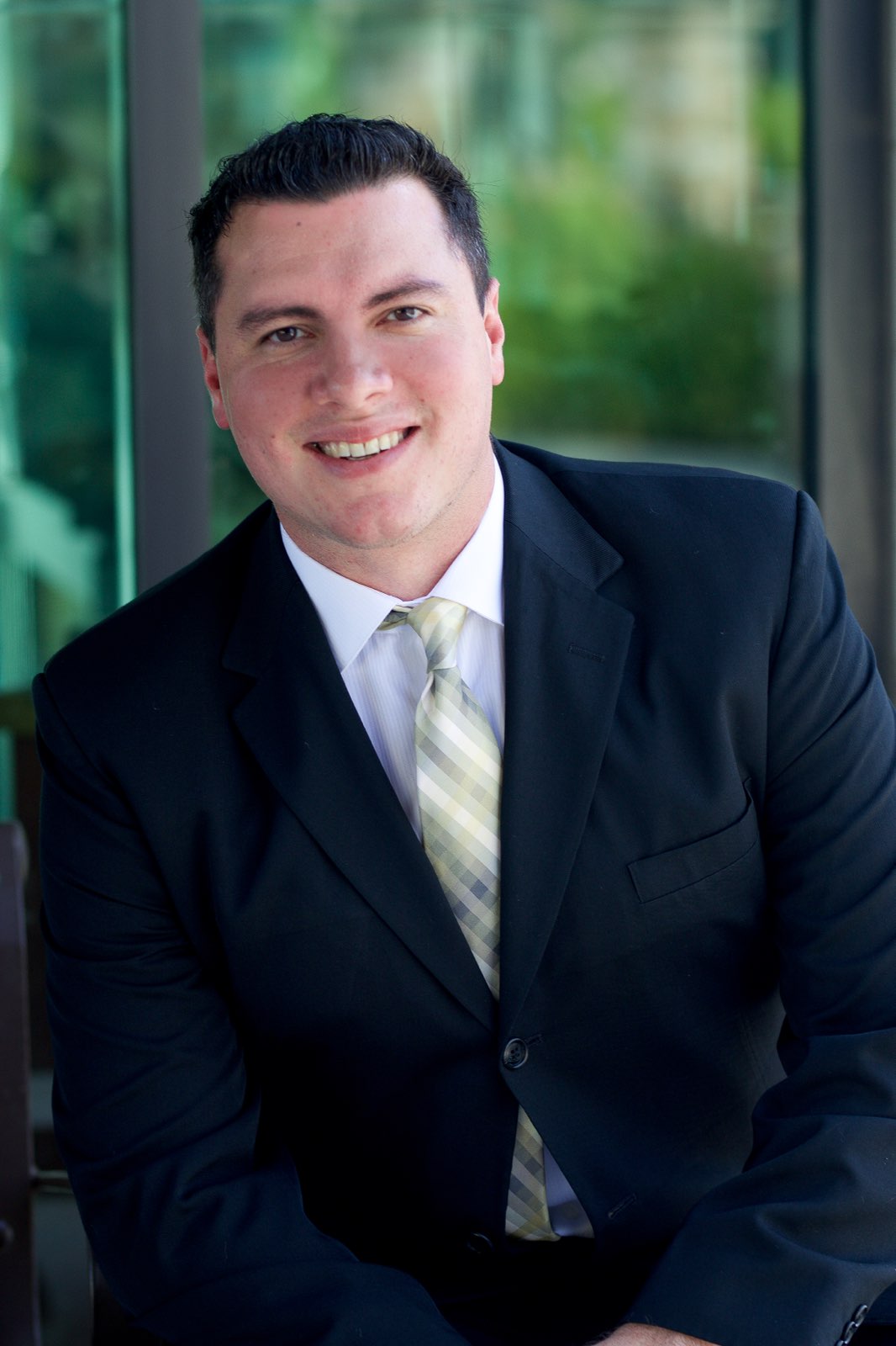A man in a suit smiling after non-surgical pain treatment.