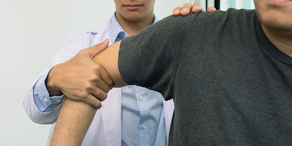 physical-therapists-press-to-the-patient-shoulder-2022-12-16-03-39-33-utc (1)-min What to expect during a pain clinic visit